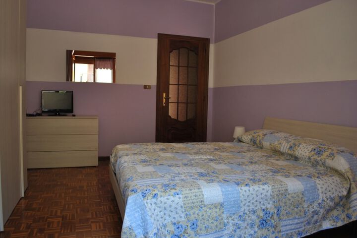 Room 7 of 12