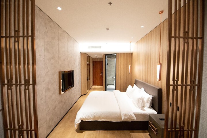 Room 10 of 20