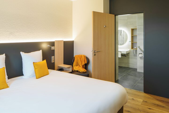 Room 6 of 40