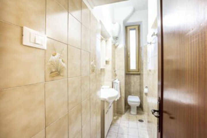 Room 4 of 15