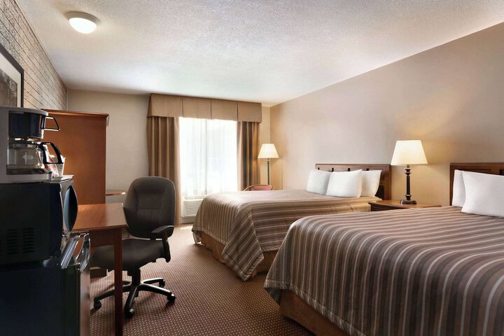 1 Queen Bed (15 of 16)