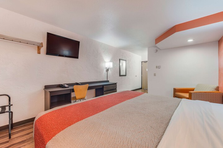 1 King Bed (2 of 9)