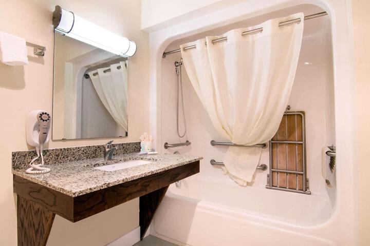 Double Accessible King Size Bed (3 of 17)