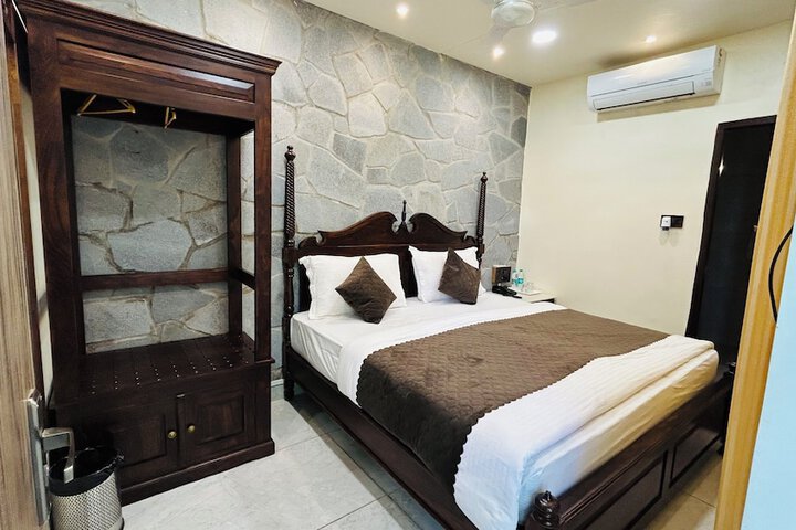 Room 19 of 77