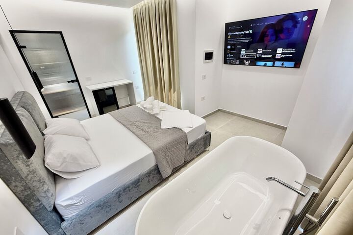 Room 4 of 104