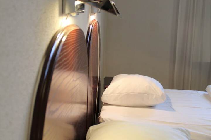 Room 10 of 140