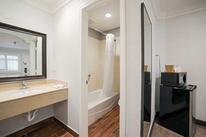 1 Queen Bed Micfridge (1 of 11)