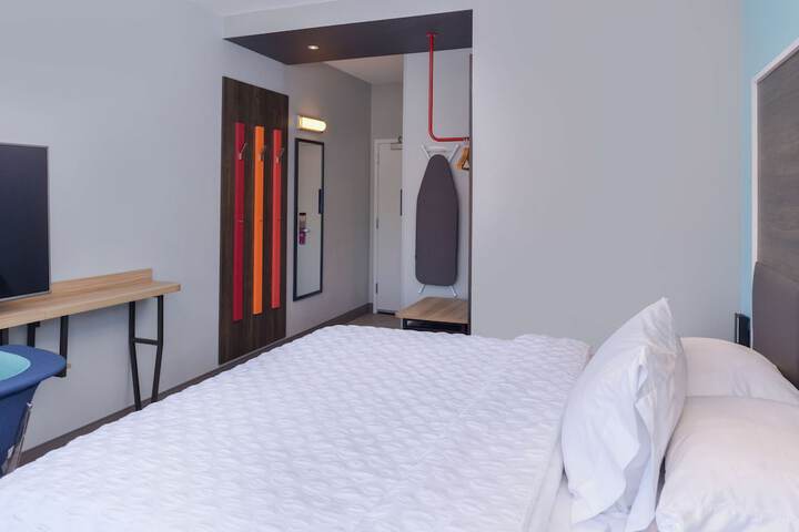 1 King Bed (3 of 10)