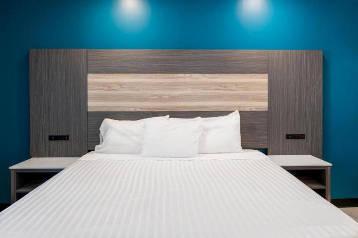 1 King Bed (10 of 10)
