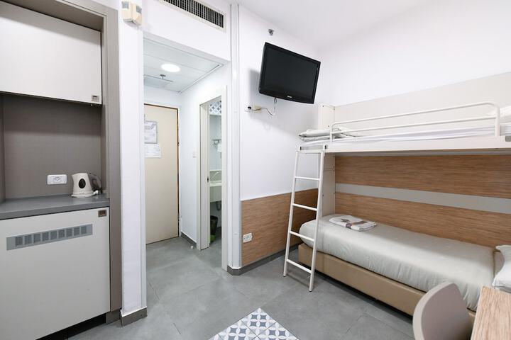 Room 10 of 33