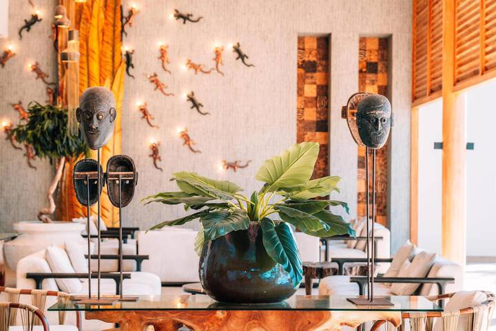 Entrance & Lobby