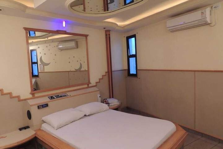 Room 3 of 28