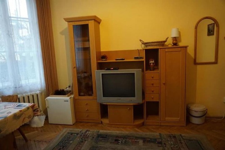 Room 2 of 10