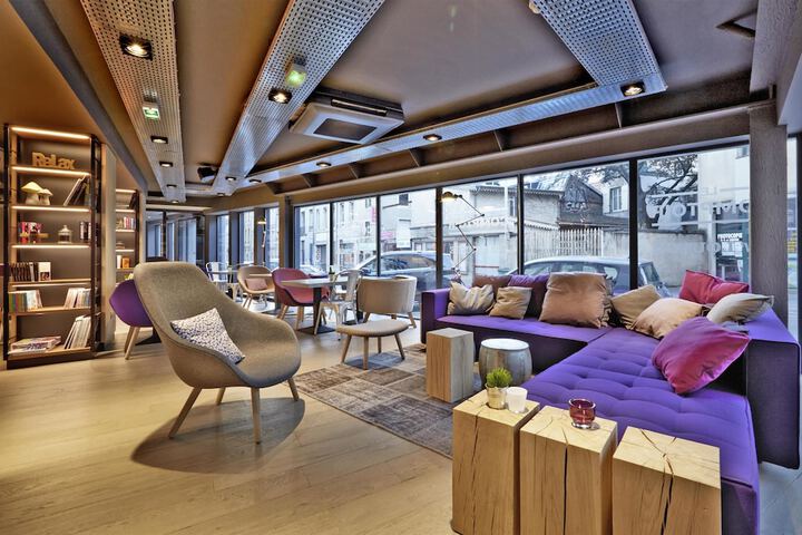 Lounge 29 of 43