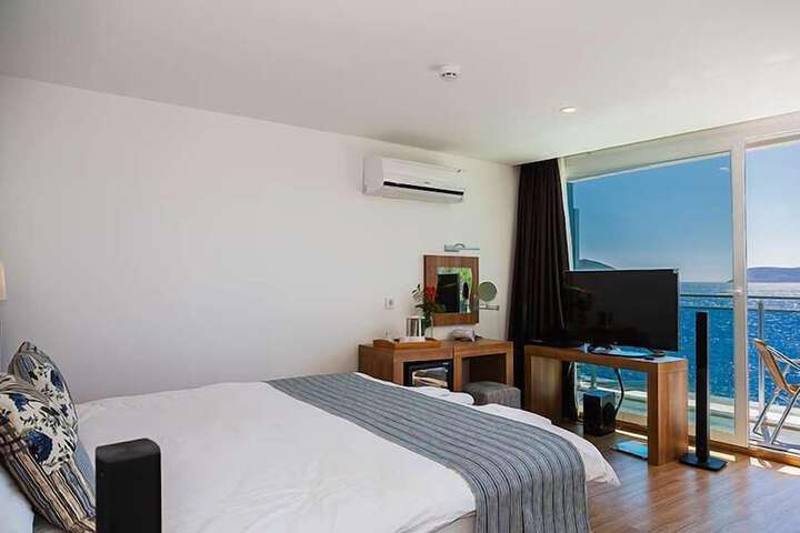 Room 9 of 65