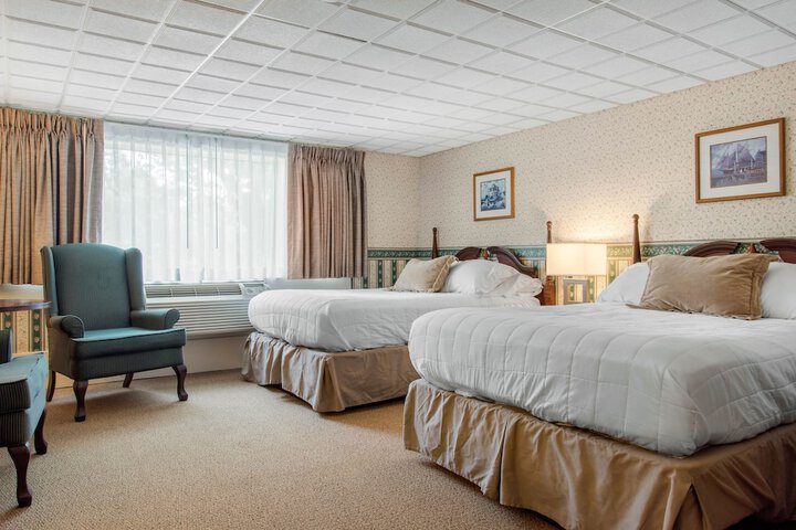 1 Queen Bed (16 of 17)