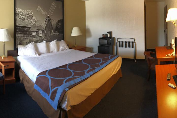 1 Queen Bed (8 of 16)