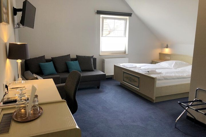 Room 10 of 32