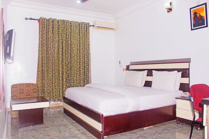 Room 9 of 38