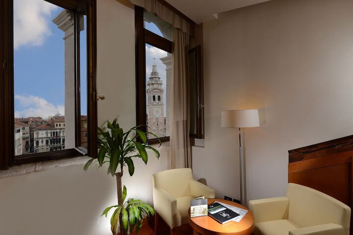 Room 55 of 290