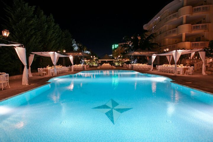 Hotel with Pool