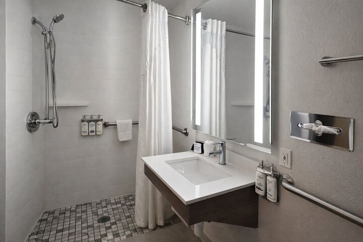 Room 48 of 102