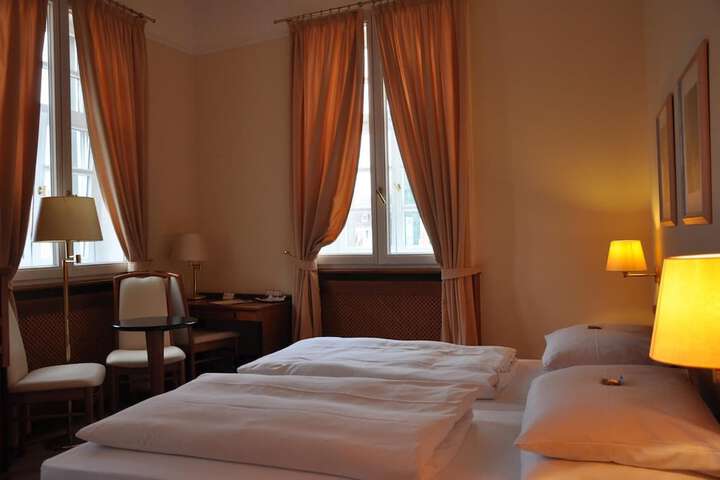 Room 10 of 32