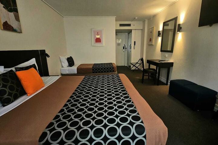 Room 25 of 39