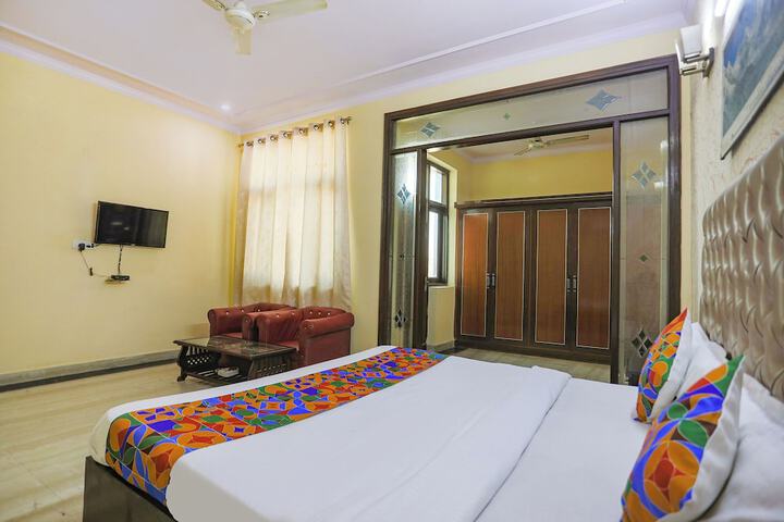 Room 17 of 28