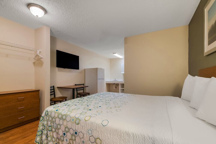 Studio Queen Bed (8 of 18)
