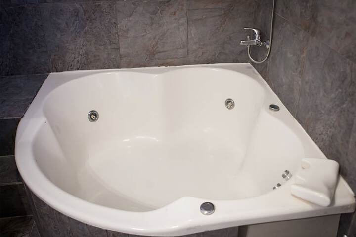 Hot Tub 19 of 33
