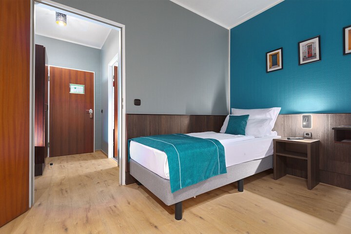 Room 25 of 76