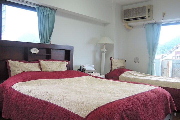 Room 7 of 100