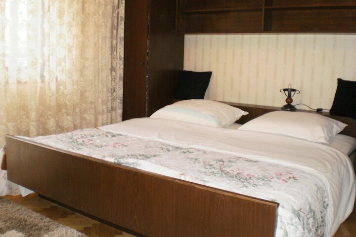 Room 2 of 44