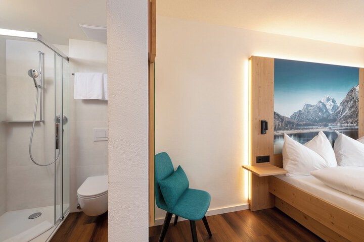 Room 106 of 245