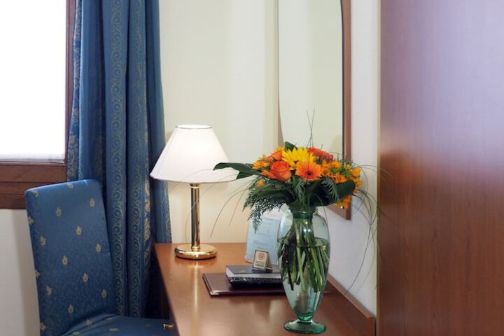 Room 13 of 37