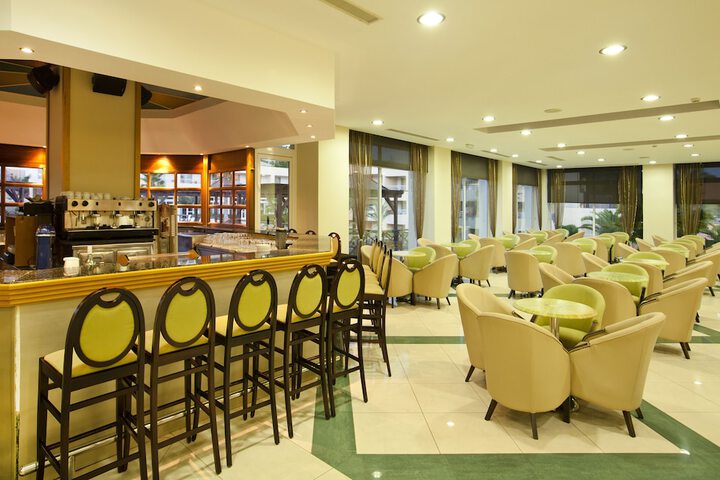 Lounge 50 of 64