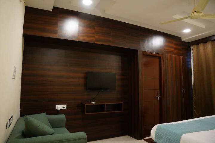 Room 7 of 16
