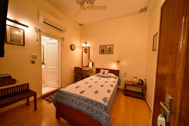 Room 33 of 183