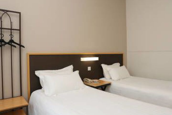 Room 10 of 31