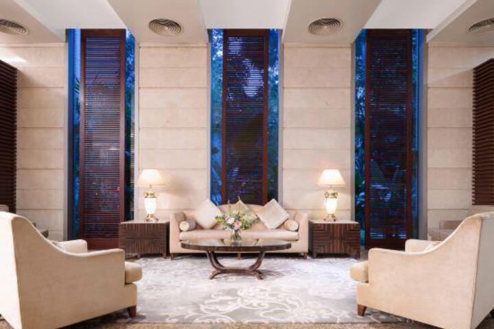 Lounge 19 of 23
