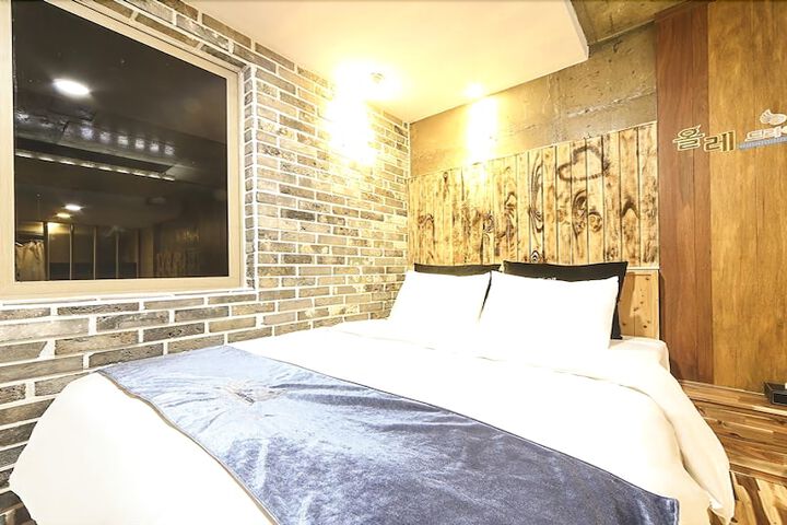 Room 10 of 34