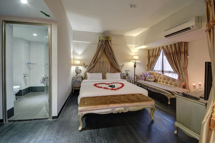 Room 7 of 33