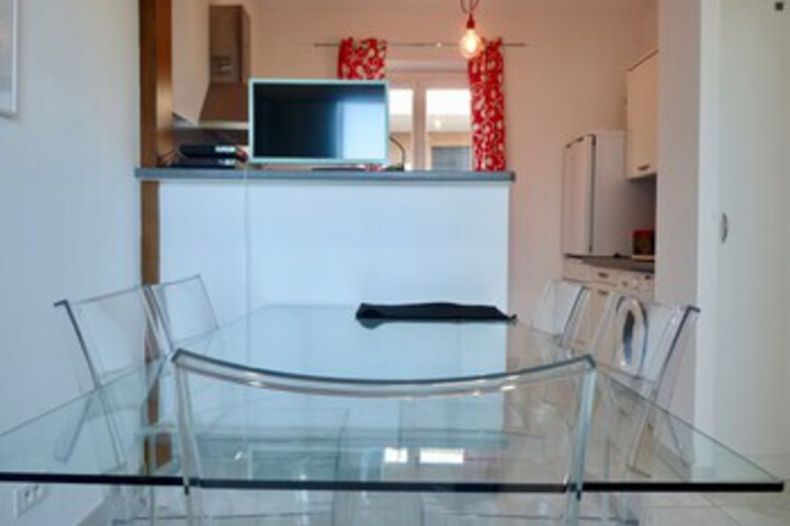 Room 6 of 28