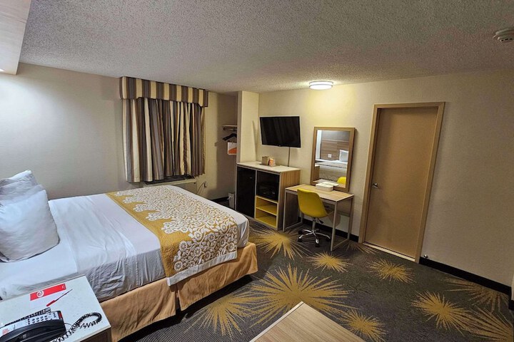 1 King Bed (2 of 14)