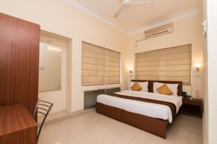 Room 8 of 16