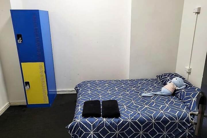 Room 9 of 18