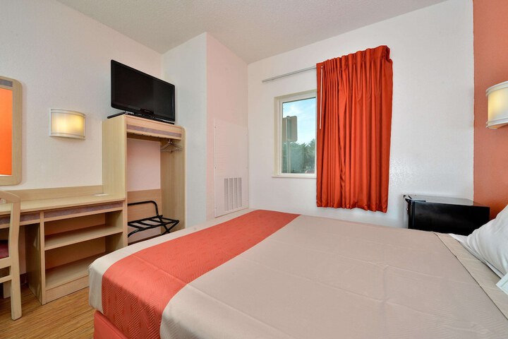 1 Queen Bed (3 of 6)