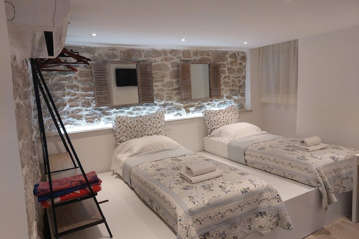 Room 4 of 32