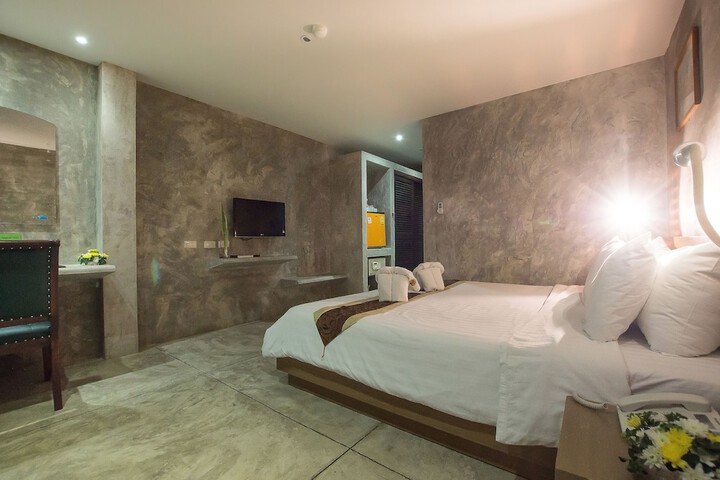 Room 10 of 32